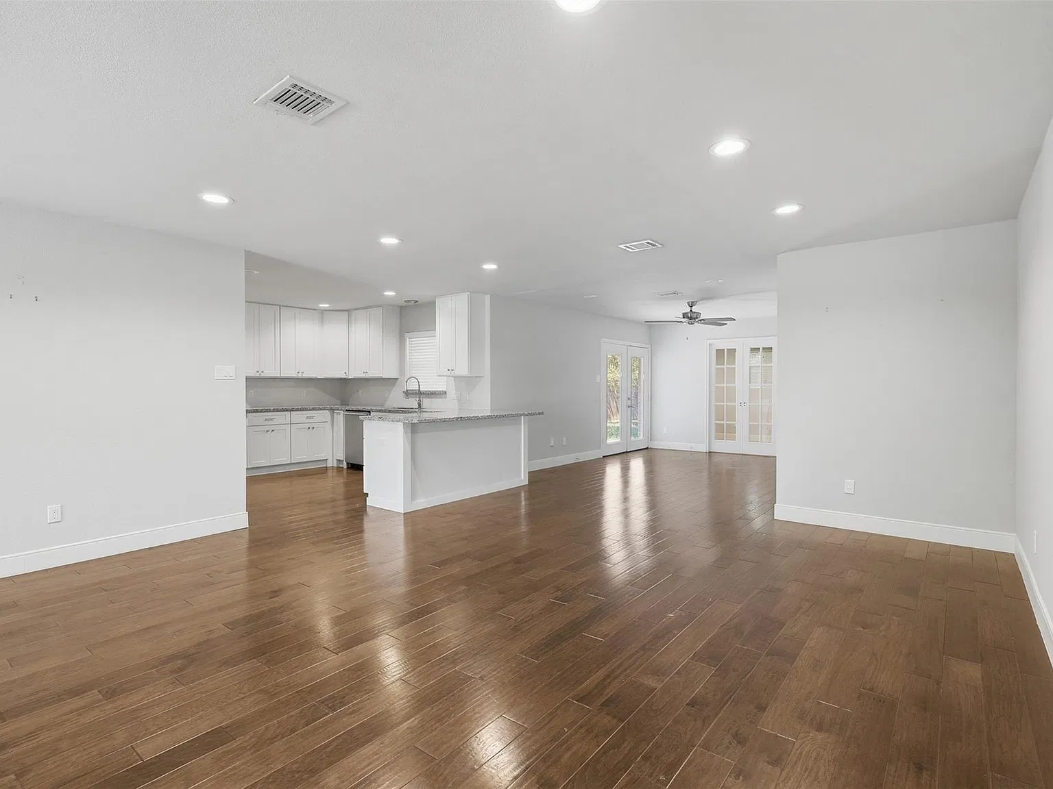 3 bed, 2.5 bath, 2213 sqft, $4,200 — Photo 2