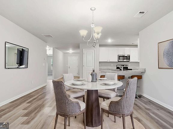 5th image of 112 W Lexington Ave