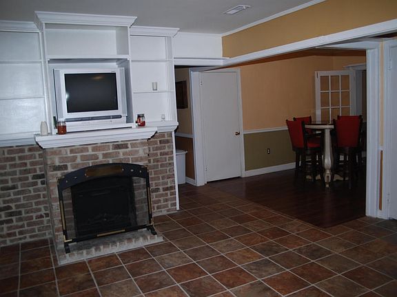 3rd image of 2514 Primrose Ave