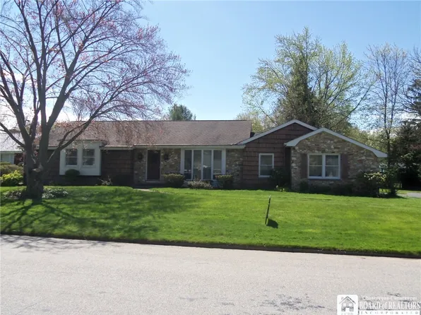 6 Birchwood Dr, Fredonia, NY 14063