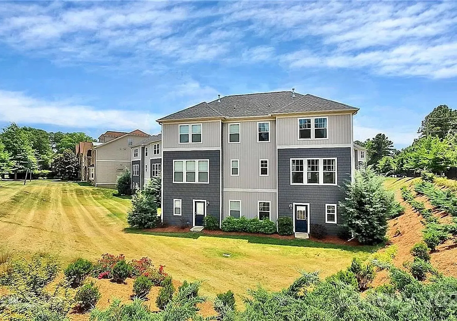 Room in 4 Bedroom Townhome at Sharon Rd W — Photo 4
