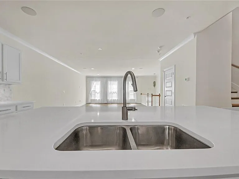 860 Stonehill Ln — Photo 13