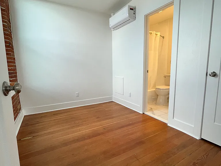 108 E Lewis St #14 — Photo 4