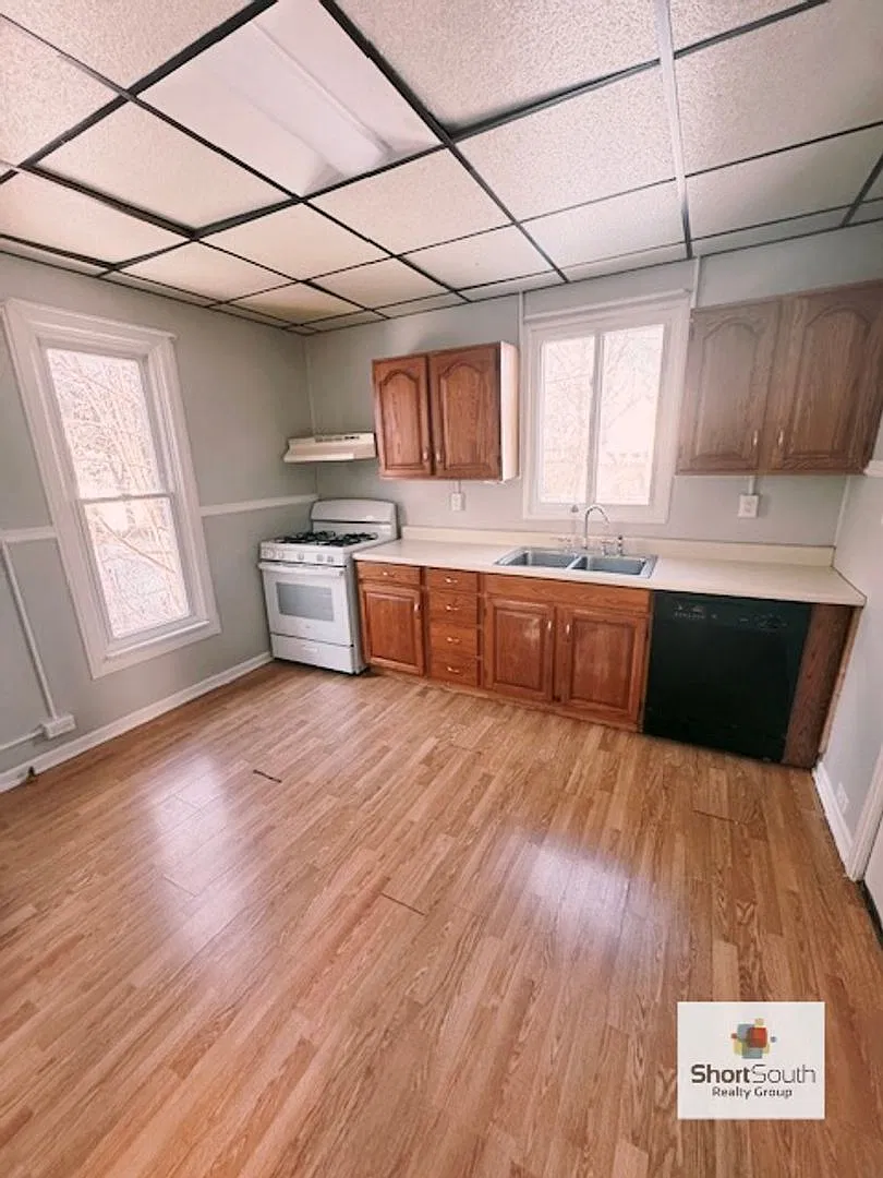 4 bed 1 bath Single Family Home — Photo 2