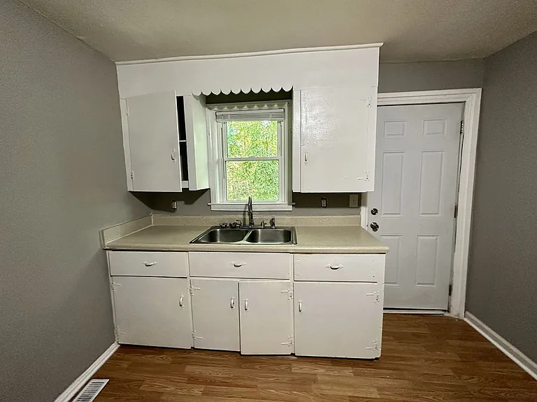 Locust Dr - 894 / 896 — Photo 14