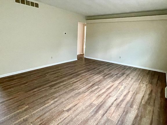 3rd image of 526 Zahn Dr