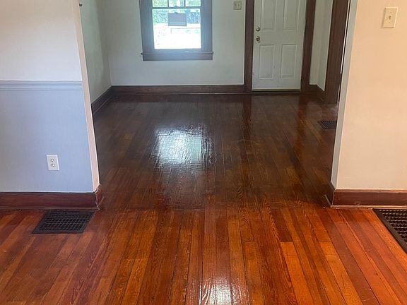 3rd image of 823 Tecumseh St