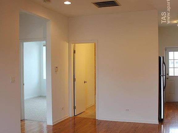 5th image of 1212 W Foster Ave #1212S3A