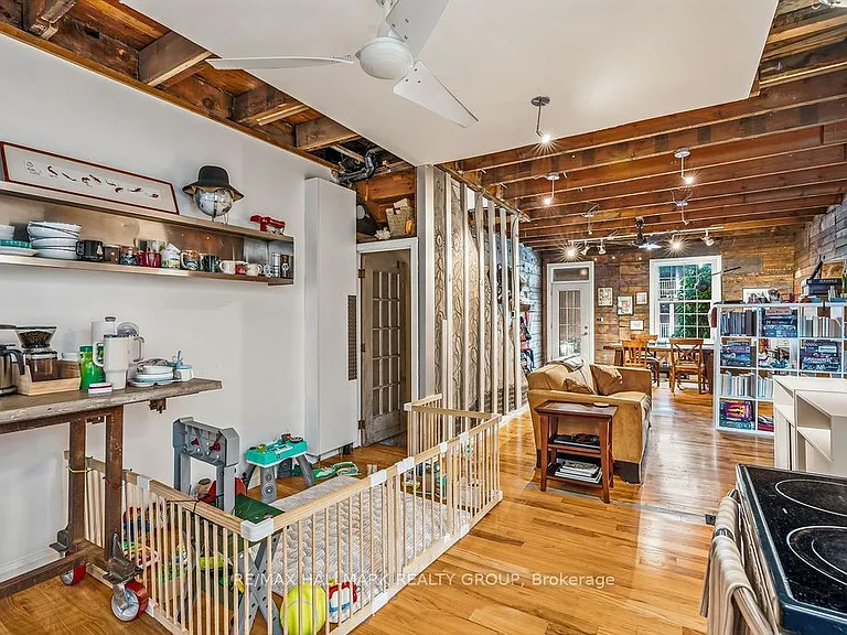 439 Kent St — Photo 16