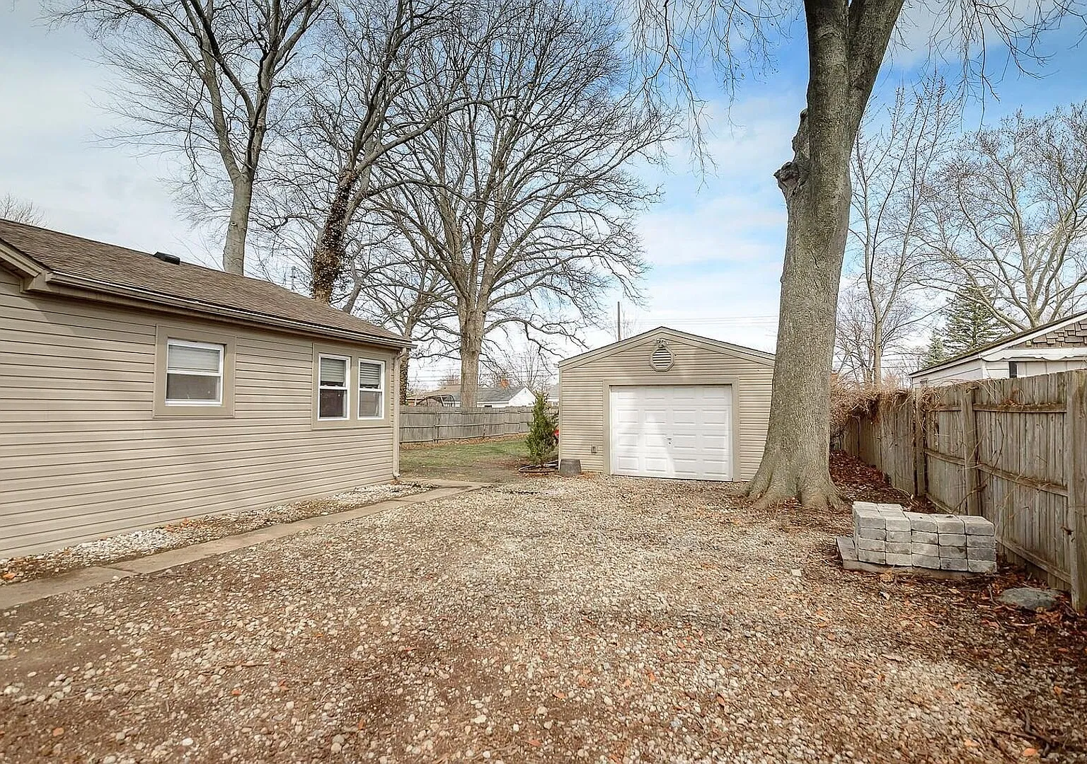 Move-In Ready 3 Bedroom, 1 Bathroom Home in Livonia — Photo 3