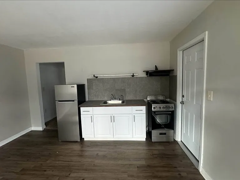 330 Porter Ave #C — Photo 3