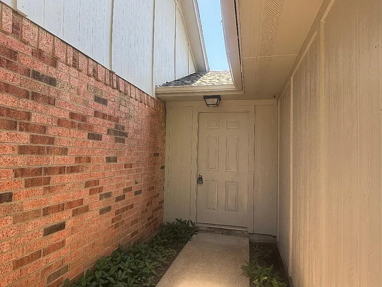 7218 Arista Dr — Photo 2