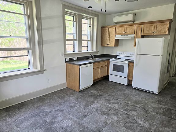 2nd image of 2112 Monteiro Ave #103