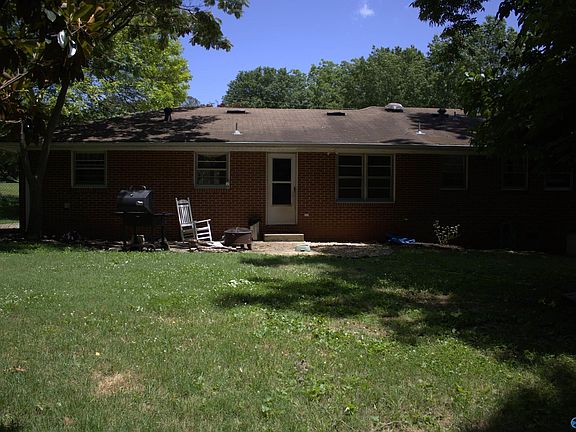 3rd image of 709 Killarney Dr NW