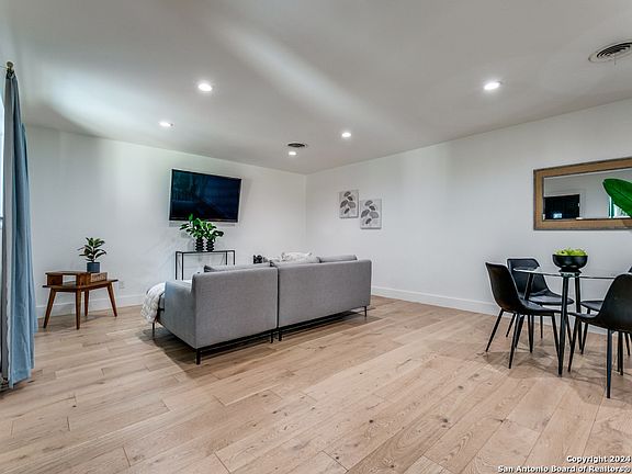 3rd image of 429 SKYFOREST DR