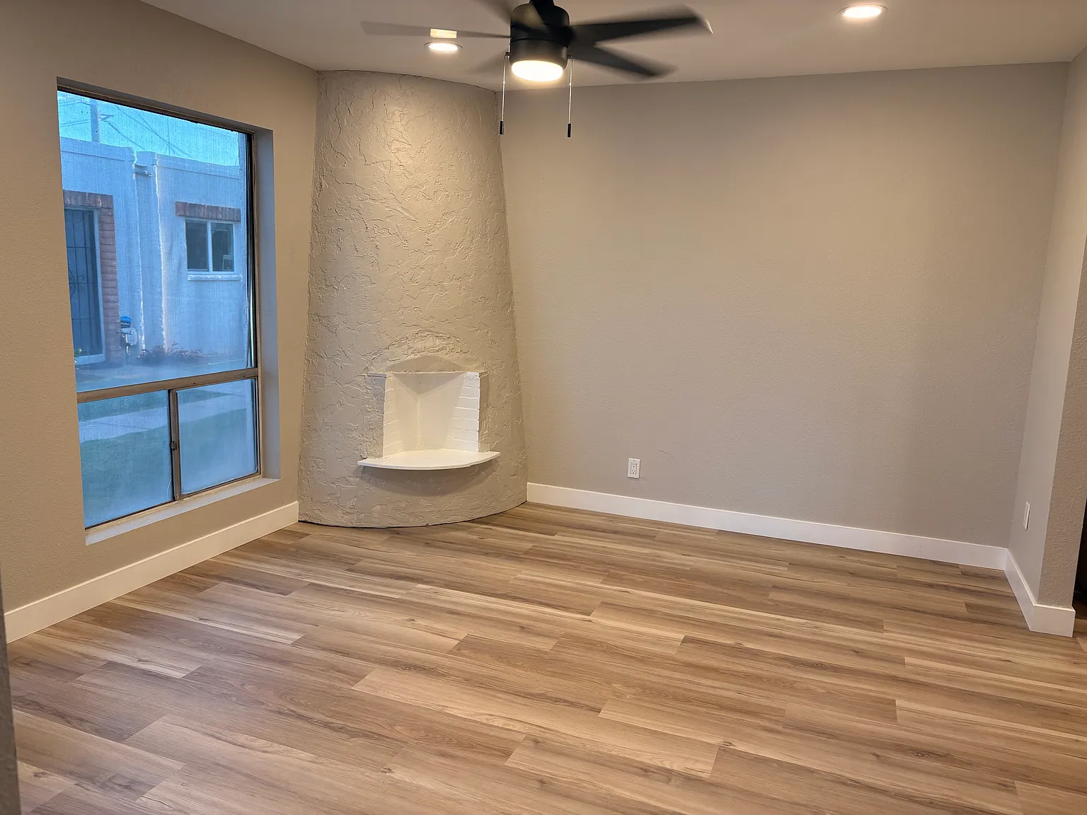 2 bed, 728 sqft, $1,920 — Photo 2