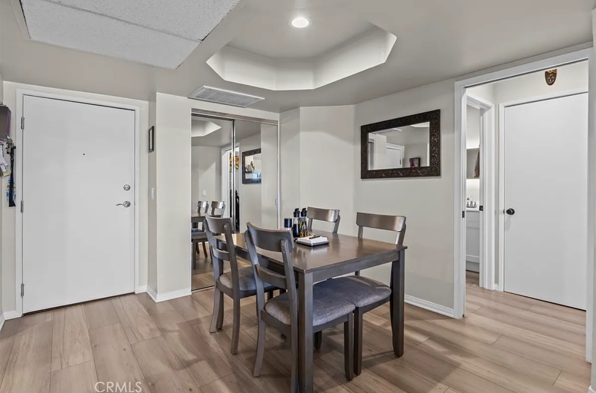 2 bed, 880 sqft, $2,900 — Photo 2