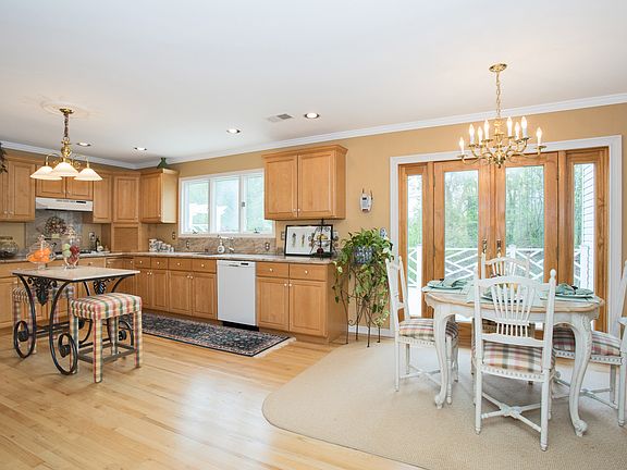 Gorgeous kitchen w/granite 