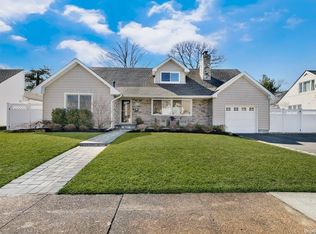 2142 Cayuga Dr, Merrick, NY 11566