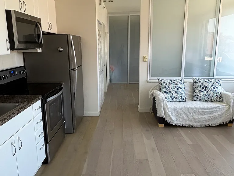 260 King St #617 — Photo 2