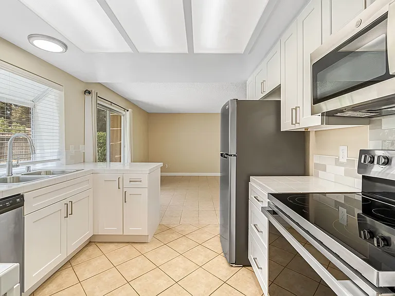 6733 N Warren Ave — Photo 16