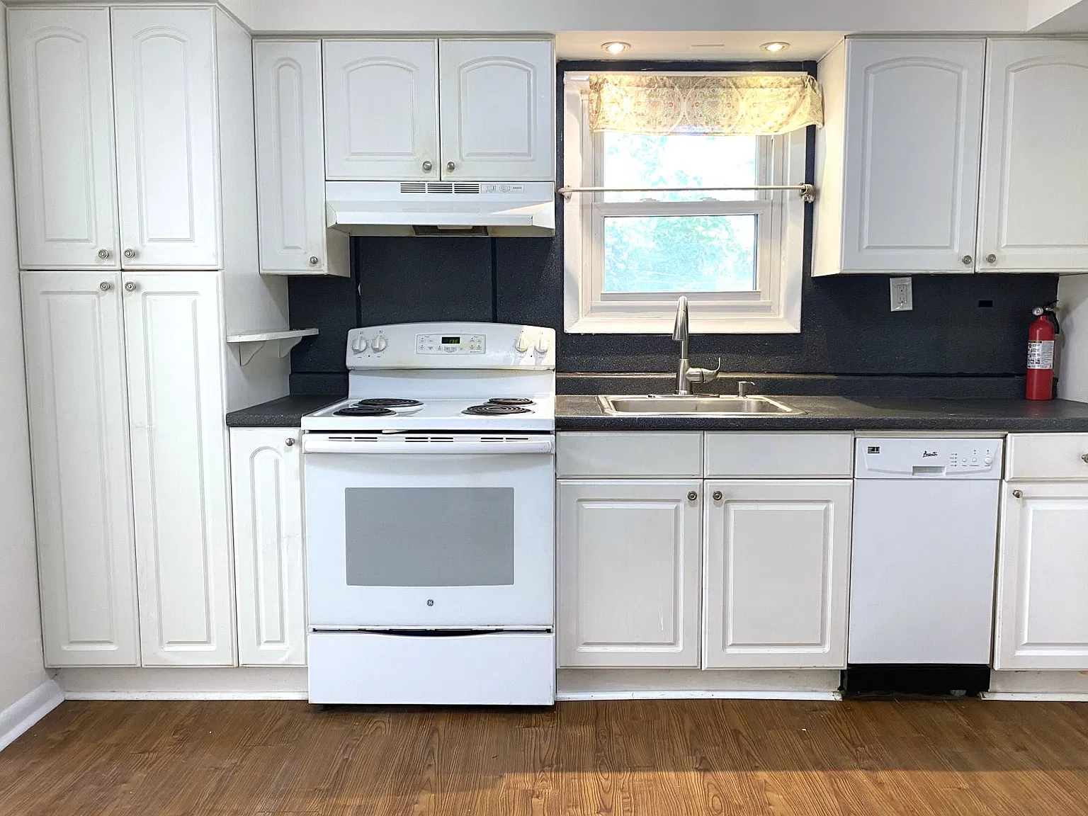 2 bed, $3,200 — Photo 2