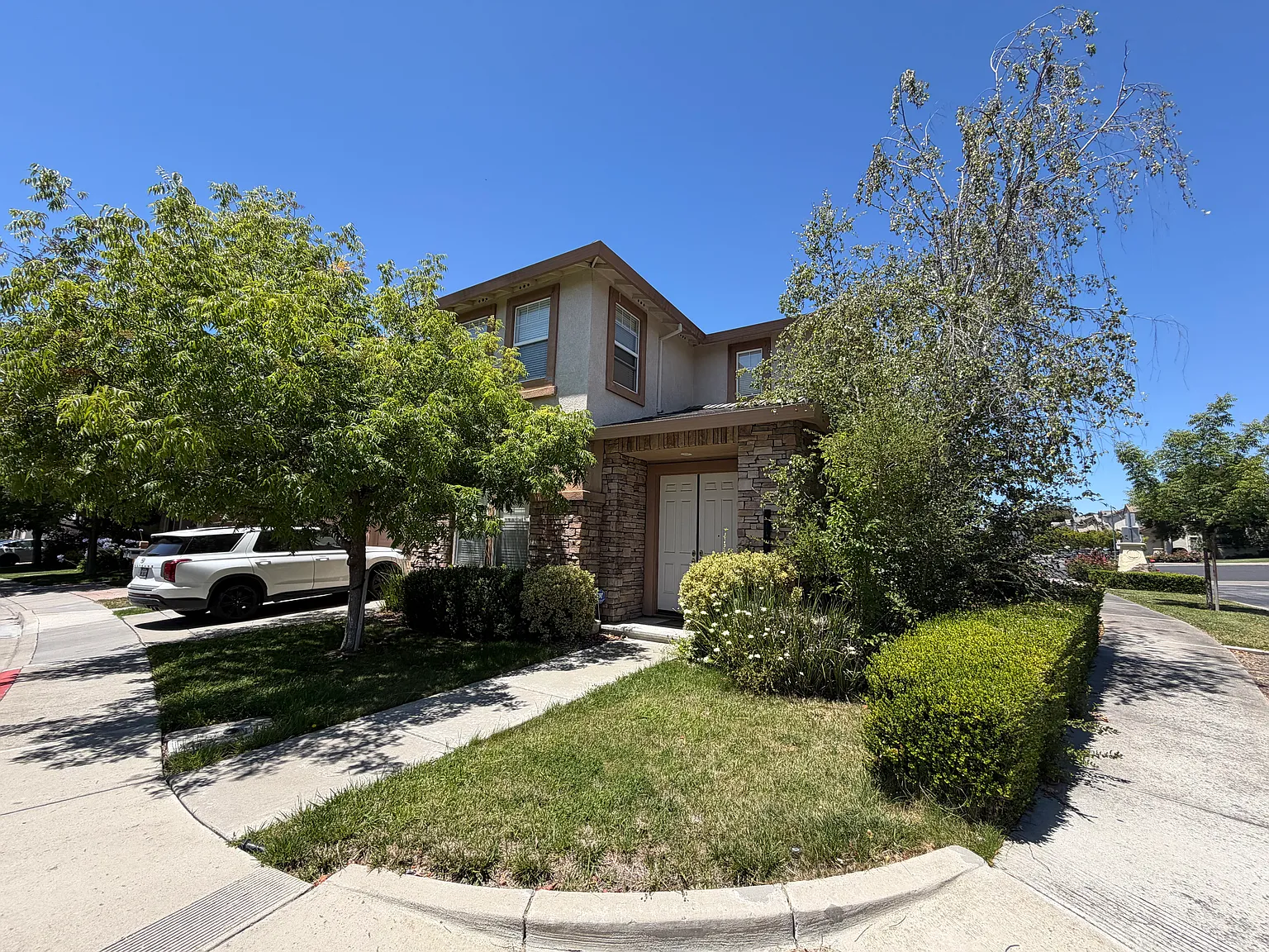 5 bed, 2660 sqft, $5,100 — Photo 3