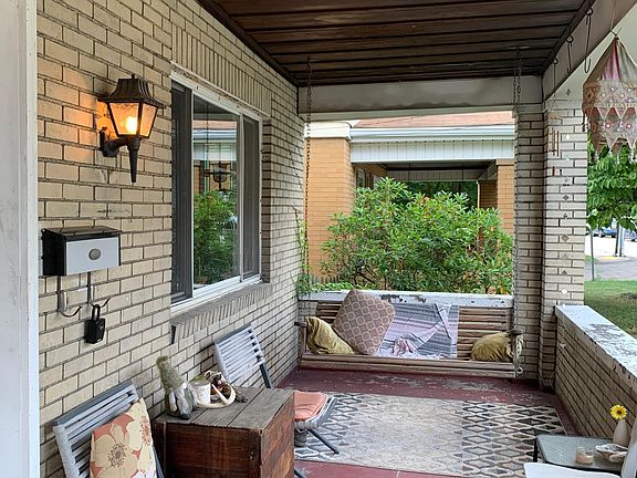 Front porch w swing