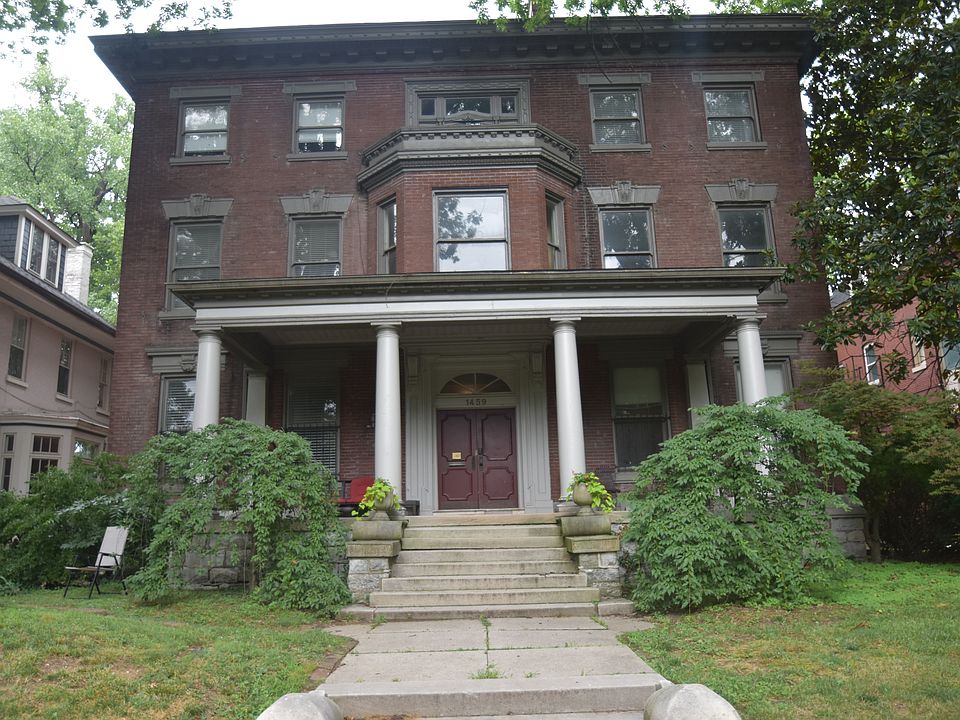 Beautiful Victorian Living on Saint James Court!