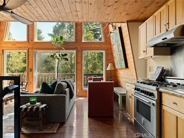 446 Cedarbrook Dr, Twin Peaks, CA 92391