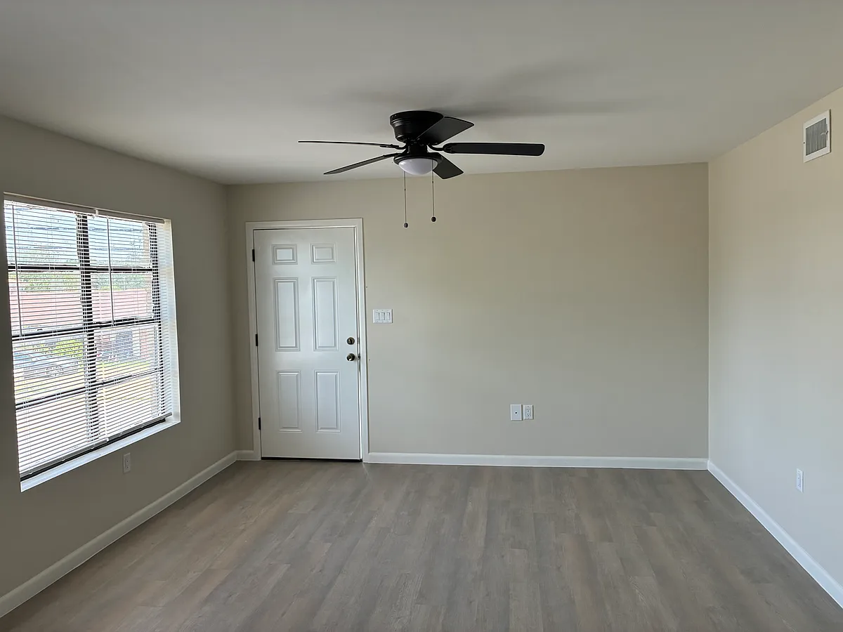 Building Photo - 705 E Bustamante St #2