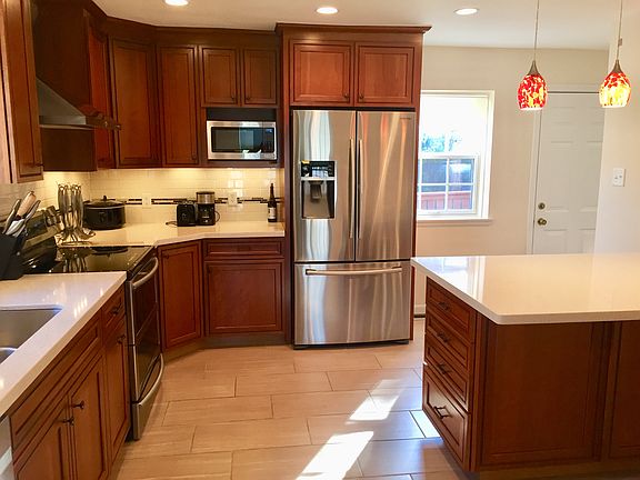 5th image of 804 Francis Pl