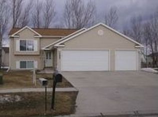 1860 Huntington Ln, West Fargo, ND 58078
