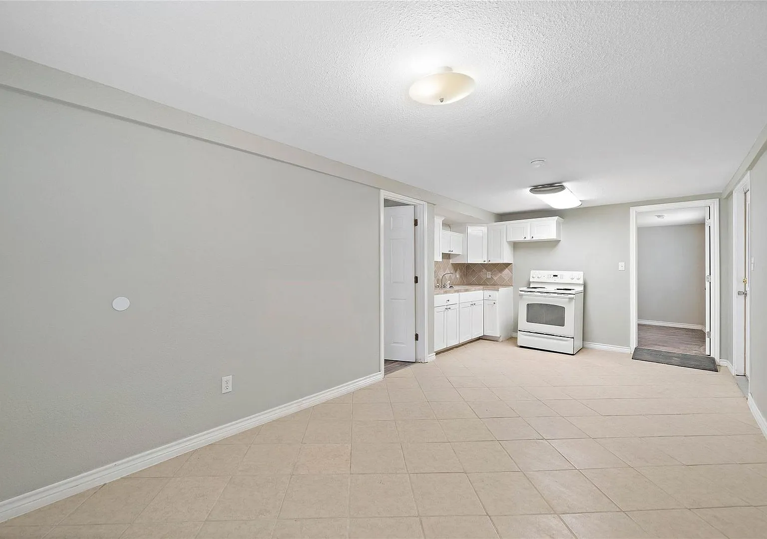 Lovely 2 Bedroom 2 Bath Duplex — Photo 3