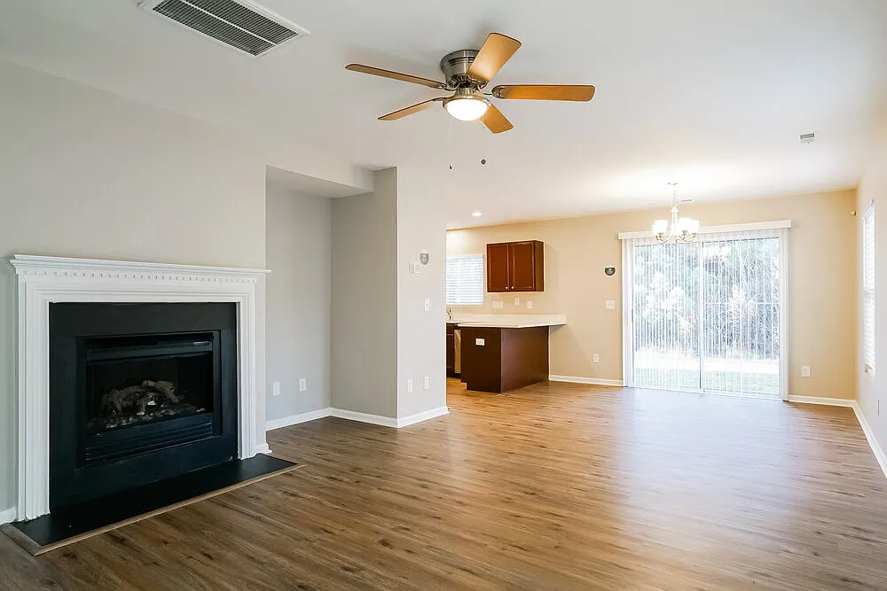 3 bed, 2.5 bath, 1688 sqft, $1,885 — Photo 4