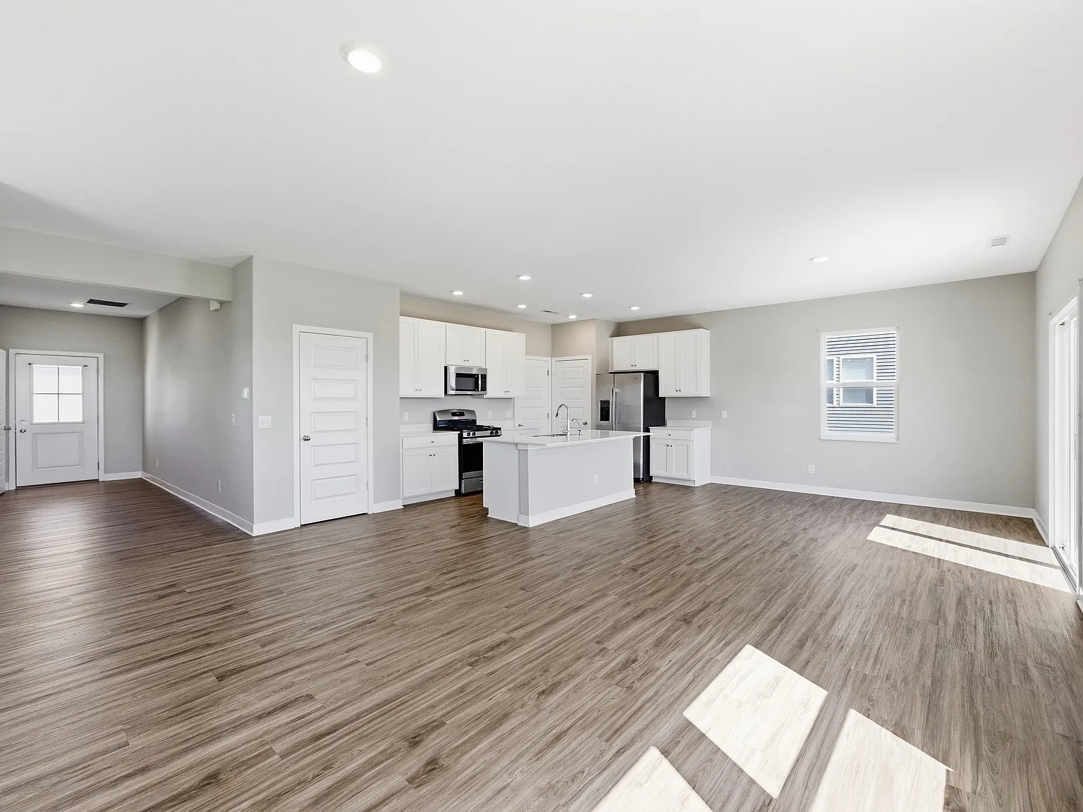 4 bed, 2.5 bath, 3182 sqft, $2,500 — Photo 3