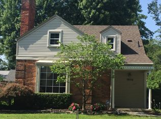 1809 Stanhope St, Grosse Pointe Woods, MI 48236