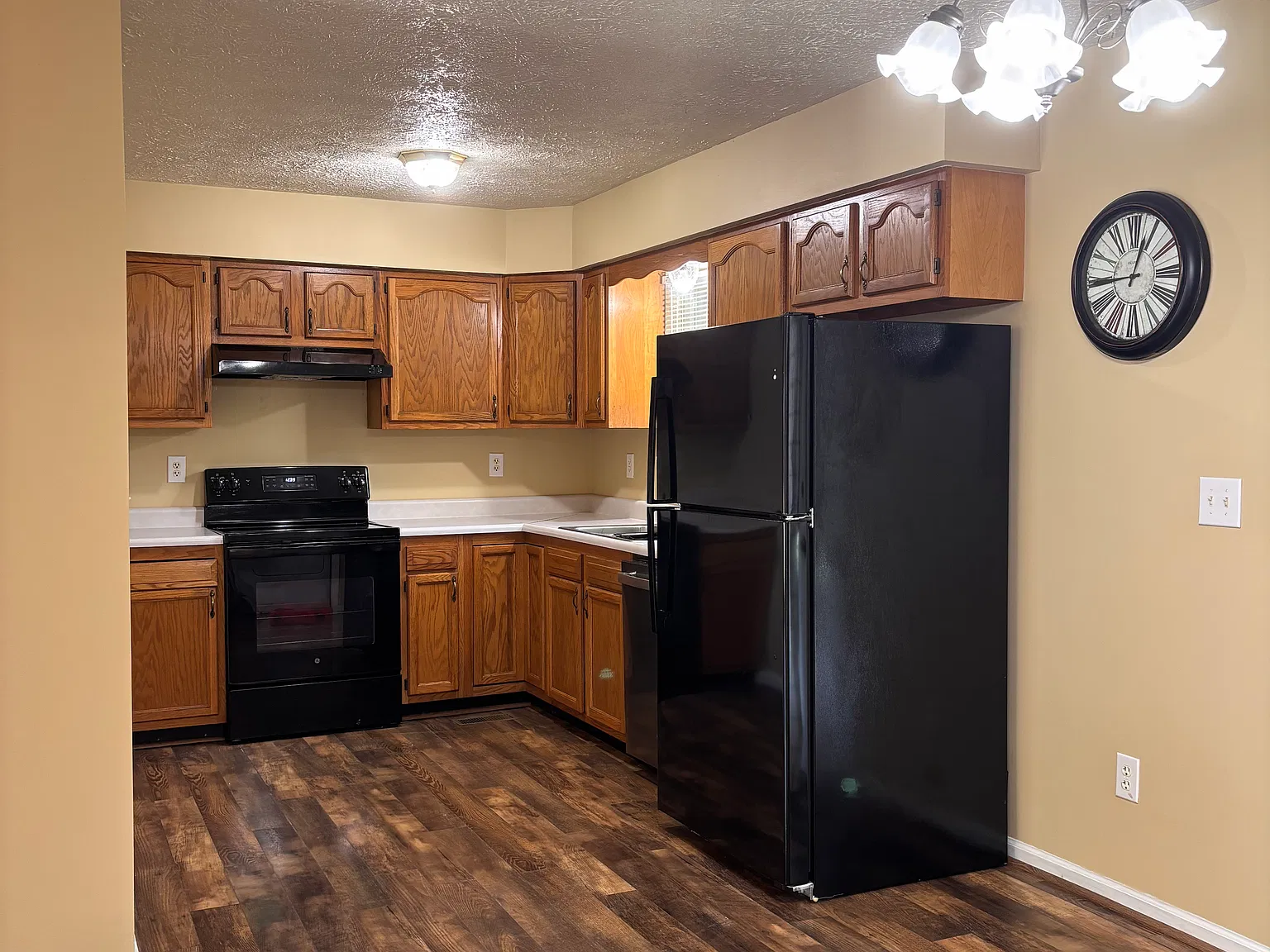 3 bed, 960 sqft, $1,600 — Photo 3