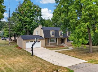 2499 Horseshoe Dr, West Bloomfield, MI 48322