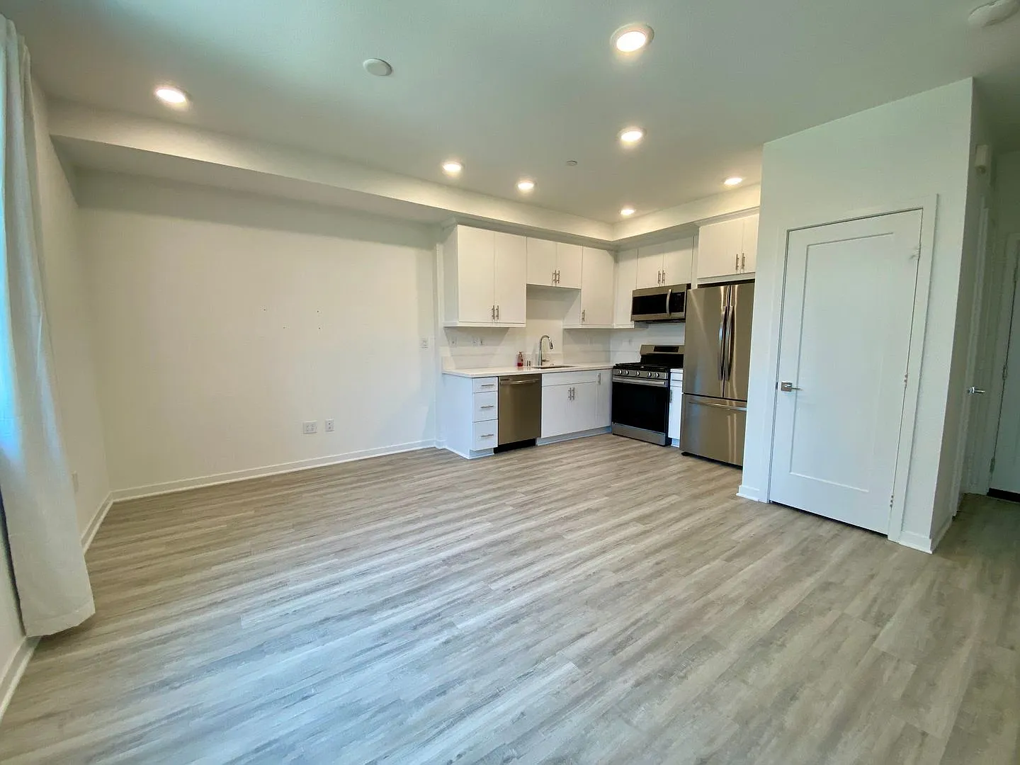 Modern 2 Story 1-Bedroom, 1.5-Bath Townhouse in Covina — Photo 2
