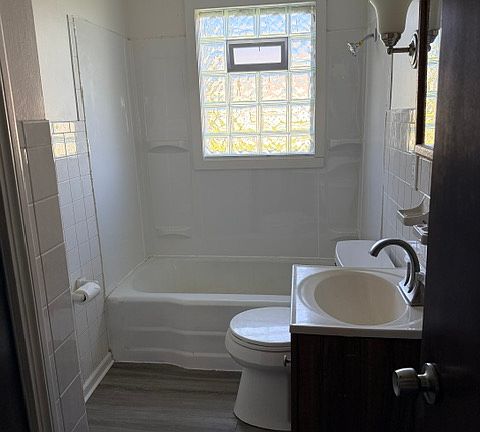 4th image of 72 Meadowbrook Ave