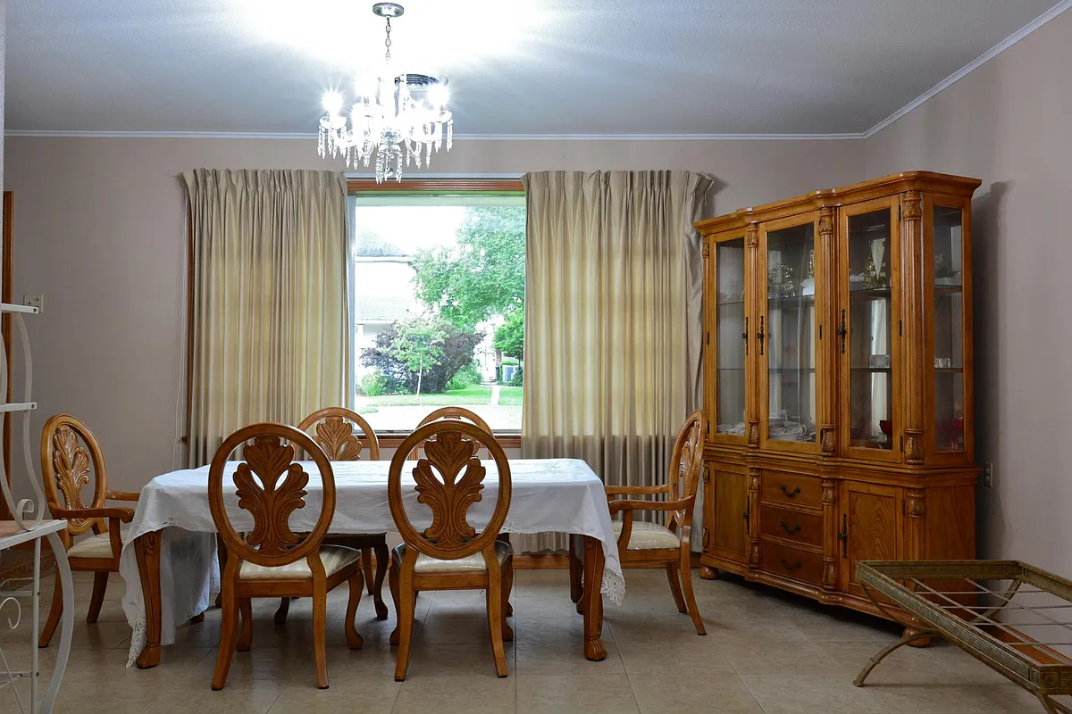 Great room for hosting dinner parties. - Dove St