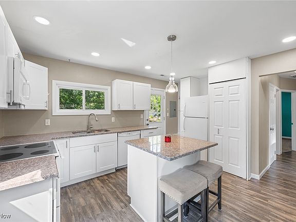 5th image of 608 Woodmere Dr