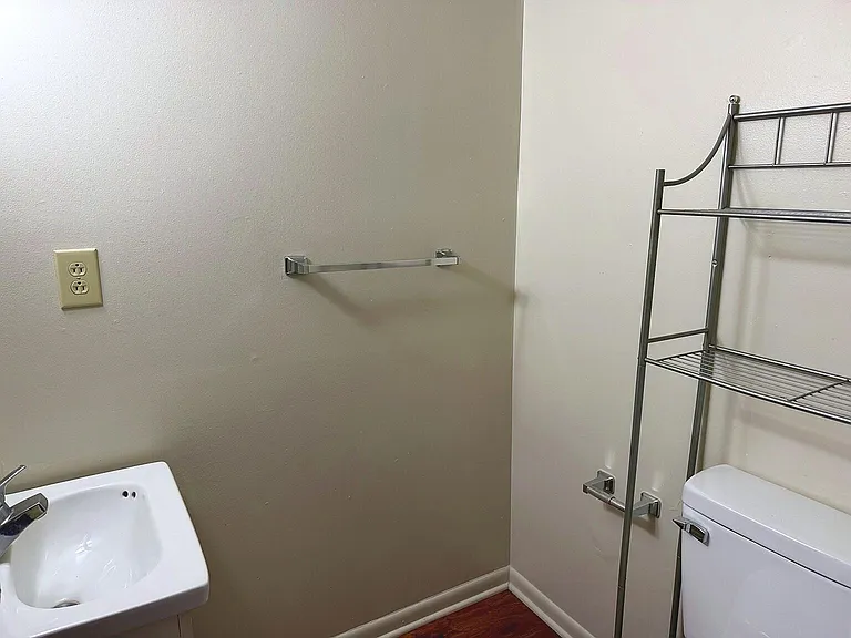 102 Northwood Rd #2 — Photo 5