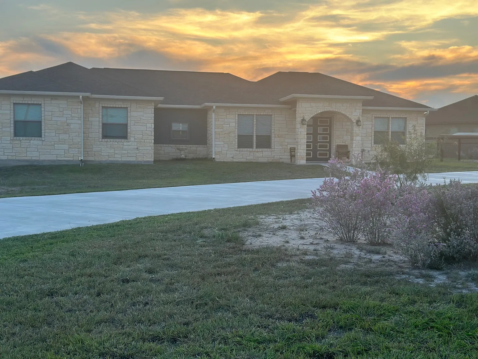 370 La Vista Dr — Photo 1