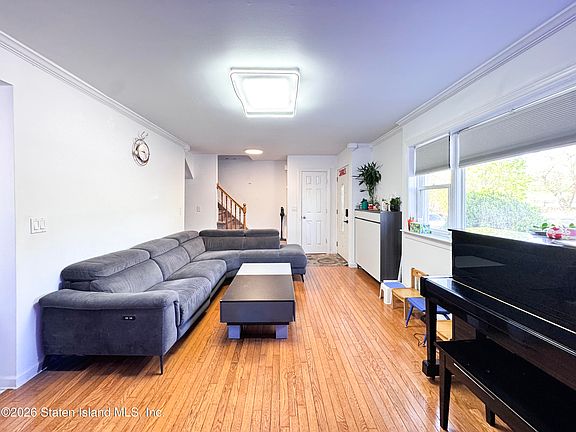5th image of 523 Willow Rd E #1