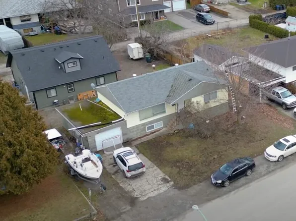 2261 Burnett St, Kelowna, BC V1Y 2T7