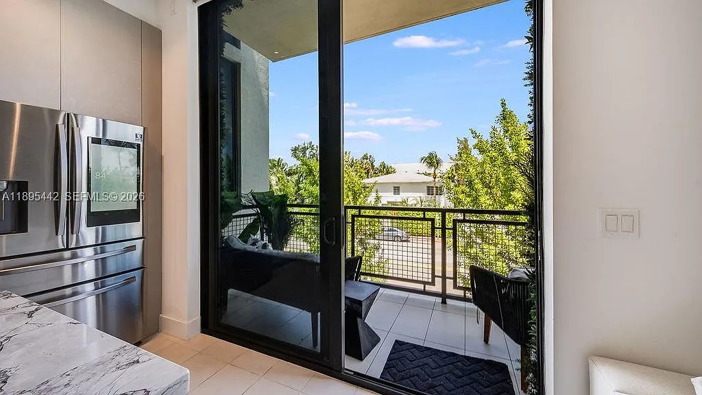 1 bed, 2.0 bath, 975 sqft, $6,500 — Photo 3