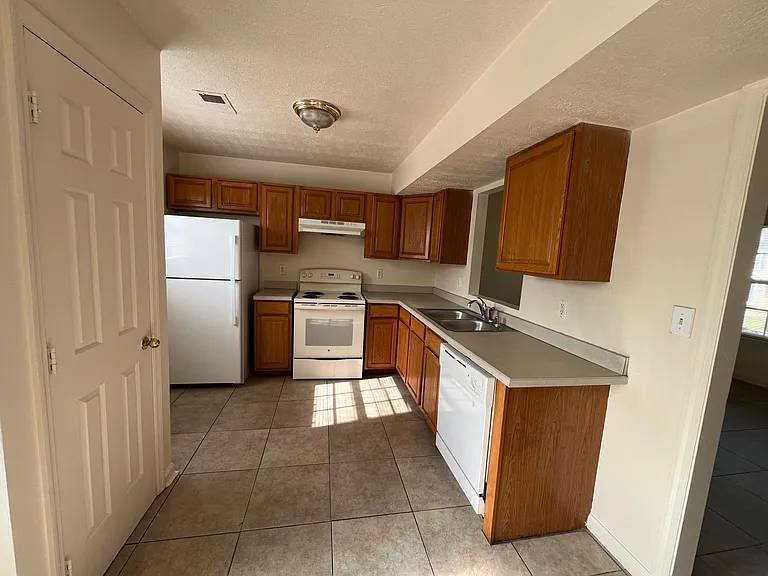 2811 Styx Ct #2811 — Photo 6