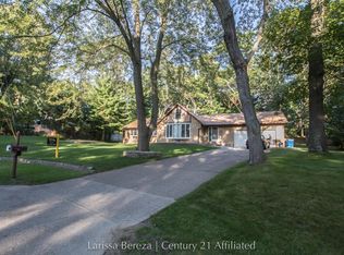 4108 Nob Hill Dr, Muskegon, MI 49441